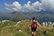 52 Ci abbassiamo lievemente alla croce di vetta della Corna Grande (2089 m)